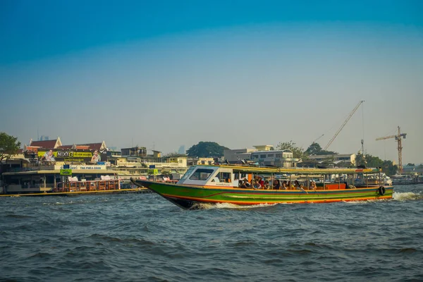 Bangkok, Tayland - 09 Şubat 2018: Tanımlanamayan turist yai kanal veya Khlong Bang Luang turistik Tayland horizont binalarda ile bir tekne içinde yelken açık görünüm