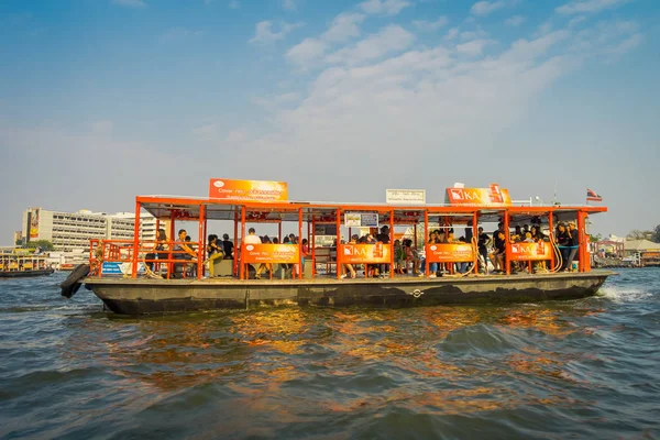 BANGKOK, TAILÂNDIA - FEVEREIRO 09, 2018: Vista ao ar livre de um enorme barco com turistas não identificados navegando no canal yai ou Khlong Bang Luang Atração Turística na Tailândia — Fotografia de Stock