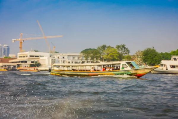 BANGKOK, THAILANDIA - 09 FEBBRAIO 2018: Vista esterna di persone sfocate all'interno di una barca al canale Yai di Bangkok o all'attrazione turistica Khlong Bang Luang in Thailandia — Foto Stock