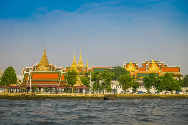 BANGKOK, THAÏLANDE - 09 FÉVRIER 2018 : Vue extérieure du temple d'or à l'horizont au canal Bangkok yai ou à l'attraction touristique Khlong Bang Luang en Thaïlande — Photo