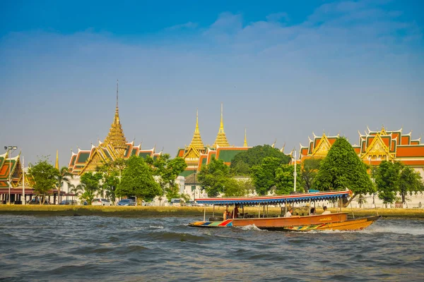 BANGKOK, THAÏLANDE - 09 FÉVRIER 2018 : Vue extérieure des personnes à l'intérieur d'un bateau au canal Bangkok yai ou Khlong Bang Luang Tourist Attraction en Thaïlande avec un aspect horizontal — Photo