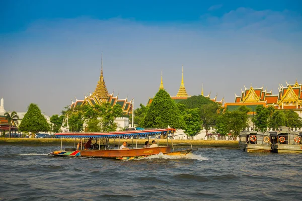 Bangkok, Tayland - 09 Şubat 2018: İnsan Bangkok yai kanal veya Khlong Bang Luang turistik Tayland horizont bir temble ile bir tekne içinde açık görünüm