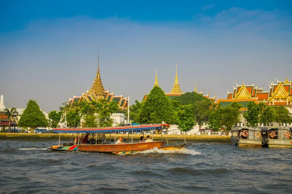 BANGKOK, THAÏLANDE - 09 FÉVRIER 2018 : Vue extérieure des personnes à l'intérieur d'un bateau au canal Bangkok yai ou Khlong Bang Luang Tourist Attraction en Thaïlande avec un aspect horizontal — Photo