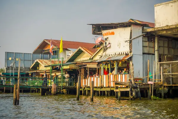 Бангкок, Таїланд, 08 Лют 2018: Відкритий погляд невідомі люди старше дерев'яне старі будівлі будинку, розташованого на плавучий ринок — стокове фото