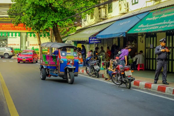 BANGKOK, THAILAND, FEBRUARY 08, 2018: Vedere în aer liber a taxiului tuk cu trei roți într-un drum din zona Khao San, tuk tuk tuks pot fi închiriate de la cât mai puțin de 1 sau B30 un tarif pentru excursii în magazin — Fotografie, imagine de stoc