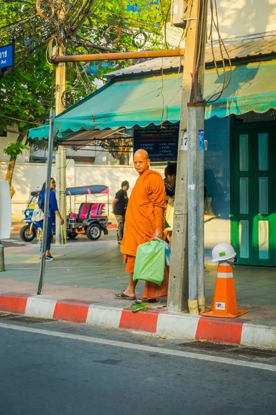 주황색 옷을 입고 하 고 카오산에 거리에 걷는 정체 불명된 남자 스님의 방콕, 태국, 2018 년 2 월 2 일: 야외 보기 — 스톡 사진