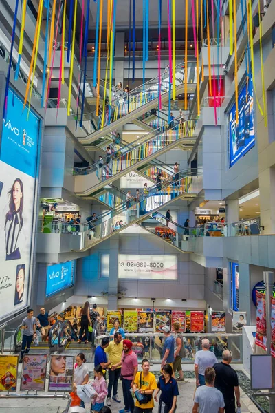 BANGKOK, TAILANDIA, 08 DE FEBRERO DE 2018: Vista interior del centro comercial MBK, uno de los centros comerciales más visitados de Bangok. MBK centro comercial es un lugar popular para paseos — Foto de Stock