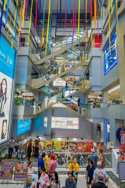 BANGKOK, TAILANDIA, 08 DE FEBRERO DE 2018: Vista interior del centro comercial MBK, uno de los centros comerciales más visitados de Bangok. MBK centro comercial es un lugar popular para paseos — Foto de Stock