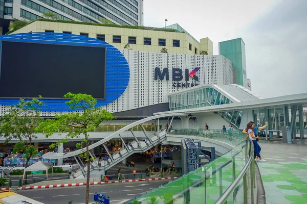 BANGKOK, THAILAND, FEVEREIRO 08, 2018: Vista ao ar livre de pessoas não identificadas no centro comercial MBK com uma tela enorme na frente em Bangkok — Fotografia de Stock
