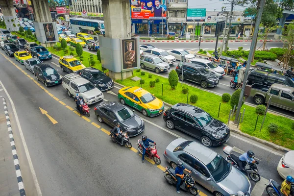 Bangkok, Tayland, 08 Şubat 2018: Akşam işten sonra traffict önünde Mbk Pathumwan kavşak üzerinden görünümünü yukarıda ortalayın. Trafik sıkışıklığı araba kullanıcıları perde ve ruh sağlığı neden olur.