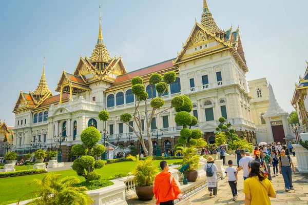 Bangkok, Tayland, 02 Şubat 2018: Açık görünüm kimliği belirsiz kişi Royal grand palace Bangkok, Asya girin