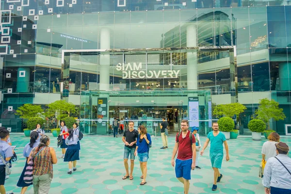 Bangkok, thailand, februar 02, 2018: aussenansicht unbekannter turisten am siam paragon shopping mall in bangkok thailand — Stockfoto