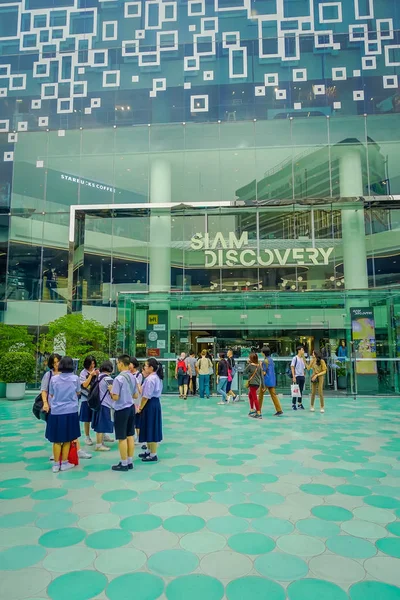 Bangkok, Thajsko, 02 února 2018: Venkovní pohled neznámých turistů v Siam Paragon mall shopping v Bangkok Thajsko — Stock fotografie