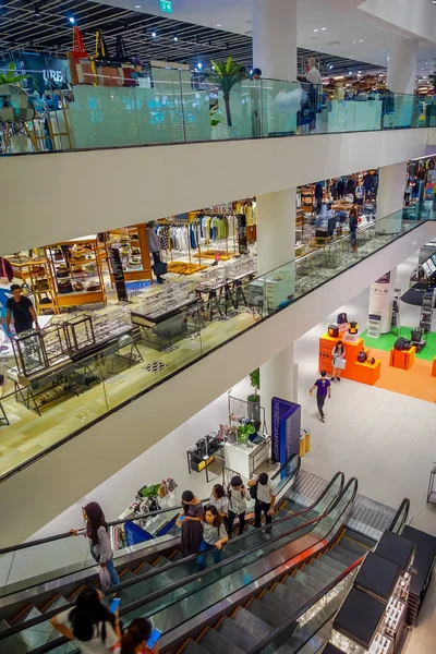 Bangkok, Thailand, 02 februari 2018: Indoor weergave van niet-geïdentificeerde mensen in een elektrische trap binnenkant van Siam Paragon winkelcentrum in Bangkok Thailand — Stockfoto