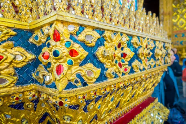 Wat Pho, Tayland, 08 Şubat 2018: Wat Phra Kaew, Bangkok, Tayland, Thailand, Emerald Buddha Tapınağı girin, oyma ve altın yapısının seçici odak kapat