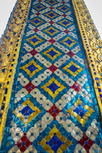 Wat Pho, Tayland, 08 Şubat 2018: Wat Phra Kaew, Bangkok, Tayland, Thailand, Emerald Buddha Tapınağı girin, oyma ve altın yapısının seçici odak kapat