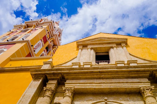 Untere Ansicht der Kathedrale der Heiligen Kathedrale von Alexandria in der spanischen Kolonialstadt Cartagena, Kolumbien — Stockfoto