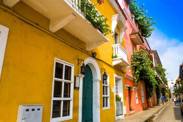 CARTAGENA, COLOMBIA, 30 DE OCTUBRE DE 2017: Calle de la ciudad de Cartagena con coloridos edificios de la ciudad amurallada — Foto de Stock