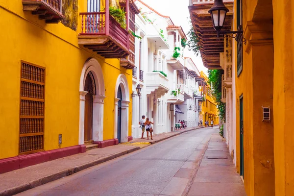 Cartagena, Kolombiya, Ekim, 30, 2017: yürüyüş ve fotoğraf Cartagena şehirde Cartagena Walled şehir renkli bina ile sokak çekimi tanımlanamayan kişi