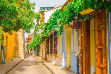 Cartagena, Kolombiya, Ekim, 30, 2017: Açık kenti Cartagena sokak bitkiler asılı ile renkli binalar Walled City,