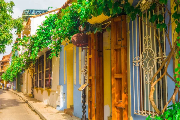 CARTAGENA, COLOMBIA, 30 DE OCTUBRE DE 2017: Vista exterior de la calle de la ciudad de Cartagena con coloridos edificios de la ciudad amurallada, con plantas colgantes —  Fotos de Stock
