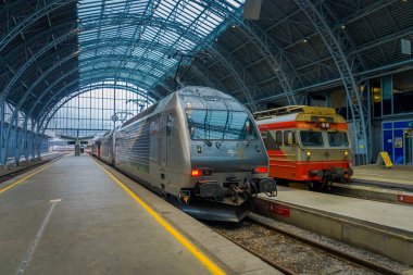 Bergen, Norveç - 03 Nisan 2018: Modern tren istasyonu Bergen Norveç'te içinde yolcular için bekliyor
