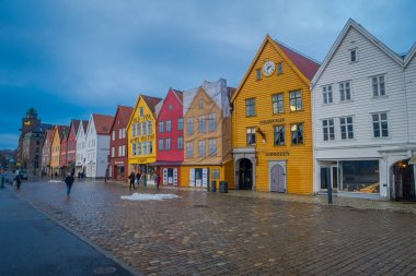 Bergen, Norveç - 03 Nisan 2018: Norveç geleneksel ahşap ev, Bryggen, dünya mirası biridir, Göl boyunca renkli Geleneksel Ahşap yapı yalan içerir