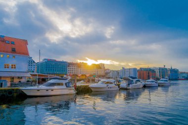 Bergen, Norveç - 03 Nisan 2018: Bergen, Unesco Dünya Mirası, Norveç'te tekne ile açık görünüm