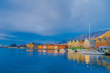 Bergen, Norveç - 03 Nisan 2018: Hansa Bryggen Rıhtımı Bergen, Norveç'te tarihi binaların açık görünümü. UNESCO Dünya Miras Listesi