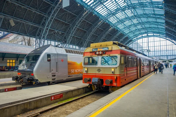 Bergen, Noruega - 03 de abril de 2018: Los pasajeros que salen del tren en el andén en la estación de tren de Bergen — Foto de Stock