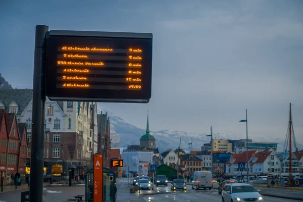 Bergen, Noruega - 03 de abril de 2018: Vista ao ar livre de uma parada de ônibus turva informações chegadas nas ruas da cidade de Bergen — Fotografia de Stock