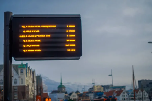 Bergen, Noruega - 03 de abril de 2018: Vista ao ar livre de uma parada de ônibus turva informações chegadas nas ruas da cidade de Bergen — Fotografia de Stock