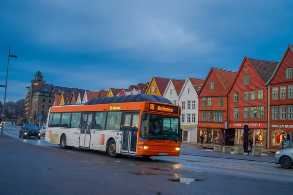 Bergen, Norvège - 03 avril 2018 : Le transport en bus public près des maisons en bois, Bryggen, est l'un des sites du patrimoine mondial, il contient un bâtiment en bois traditionnel coloré situé le long du lac — Photo