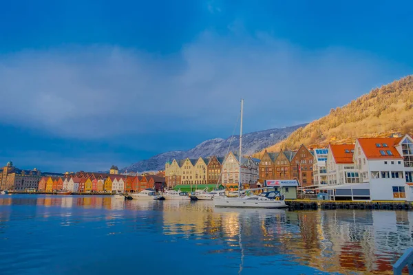 Bergen, Noruega - 03 de abril de 2018: Vista ao ar livre de edifícios históricos em Bryggen- Hanseatic wharf em Bergen, Noruega. Património Mundial da UNESCO — Fotografia de Stock