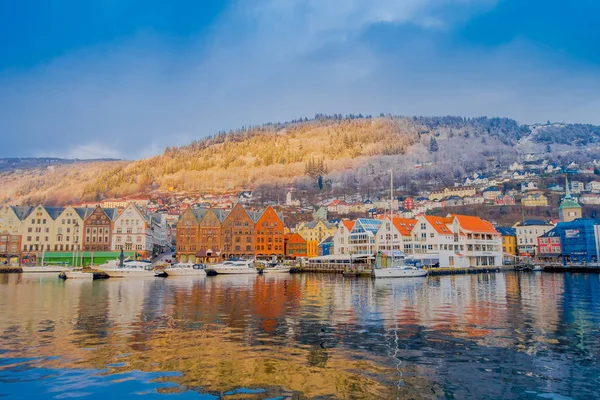 Bergen, Noruega - 03 de abril de 2018: Vista ao ar livre de edifícios históricos em Bryggen- Hanseatic wharf em Bergen, Noruega. Património Mundial da UNESCO — Fotografia de Stock