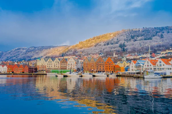 Bergen, Noruega - 03 de abril de 2018: Bela vista ao ar livre de edifícios históricos em Bryggen- Hanseatic wharf em Bergen, Noruega. Património Mundial da UNESCO — Fotografia de Stock