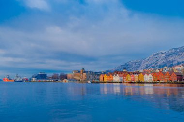Bergen, Norveç - 03 Nisan 2018: Hansa Bryggen Rıhtımı Bergen, Norveç'te tarihi binaların güzel açık görünümü. UNESCO Dünya Miras Listesi