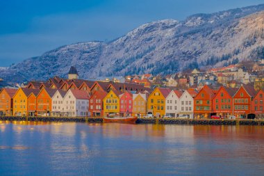 Bergen, Norveç - 03 Nisan 2018: Hansa Bryggen Rıhtımı Bergen, Norveç'te tarihi binaların güzel açık görünümü. UNESCO Dünya Miras Listesi