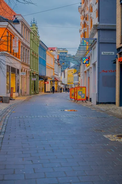 Bergen, Norsko - 03 dubna 2018: Tiché boční ulici citys zachovalý 19. století architektury, na typicky zamračený den — Stock fotografie