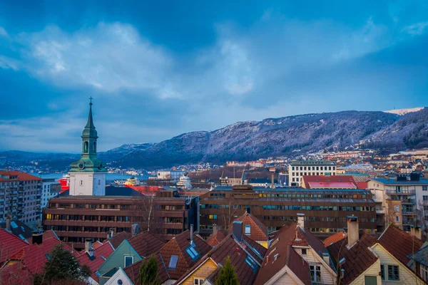 Vista de la ciudad desde el techo, Bergen, Noruega. Bergen es de famoso destino en Noruega por su belleza y arquitectura noruega única casa de madera — Foto de Stock