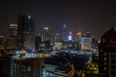 Bangkok, Tayland - 09 Şubat 2018: Güzellikler görünümü gece Bangkok şehir ve Binalar