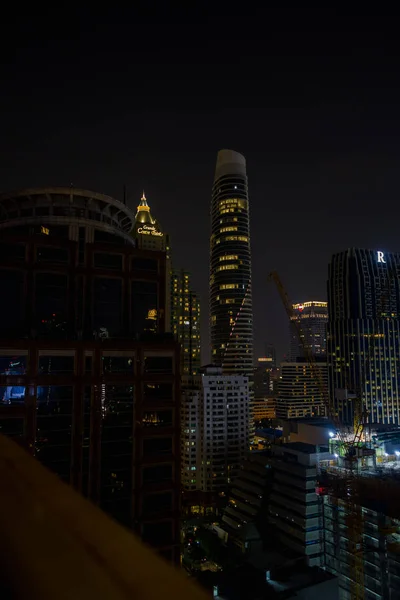 Bangkok, Thailand - 09 februari 2018: Vackra panoramautsikt över nattlivet i Bangkok stad och byggnader — Stockfoto