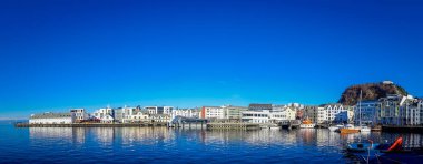 Alesund, Norveç - 04 Nisan 2018: Güzel panoramik Alesund liman kasabasına Norveç west coast, Geirangerfjord girişinde