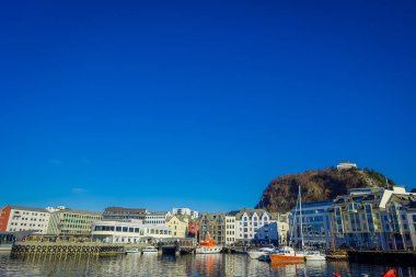 Alesund, Norveç - 04 Nisan 2018: Norveç ' in Batı kıyısında Alesund liman kenti Geirangerfjord girişinde güzel yaz görünümünü