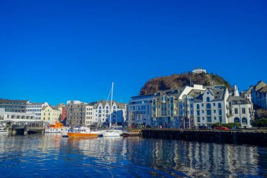 Alesund, Norveç - 04 Nisan 2018: Norveç ' in Batı kıyısında Alesund liman kenti Geirangerfjord girişinde güzel yaz görünümünü