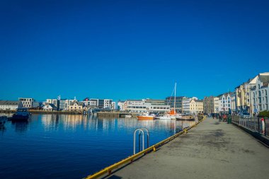 Alesund, Norveç - 04 Nisan 2018: Norveç west coast, Geirangerfjord girişinde Alesund liman kasabasına güzel açık görünümü