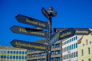 Alesund, Norveç - 04 Nisan 2018: Şehirler yön ve mesafe o pont Geirangerfjord girişinde Alesund liman kenti olarak gelen adlarla metalik ok açık görünümü