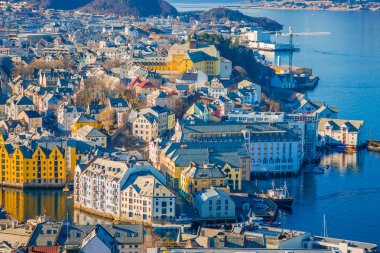 Renkli dağ City Alesund, Norveç'in Aksla binalardan güzel açık görünümü