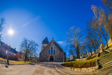 Alesund, Norveç - 04 Nisan 2018: Açık görünüm Güneş gökyüzünde Kirkegata üzerinde mavi bir gökyüzü ile Alesund Kilisesi