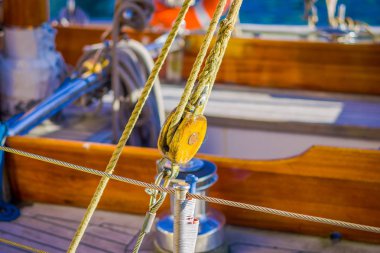 Halatlar şişe vidaları bağlantı noktası Alesund Norveç'te tekne üzerinde tarih seçici odak yakın çekim